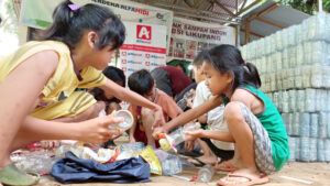 Alfamidi-Bank Sampah Likupang Ubah Sampah Plastik Jadi Filter Septic Tank