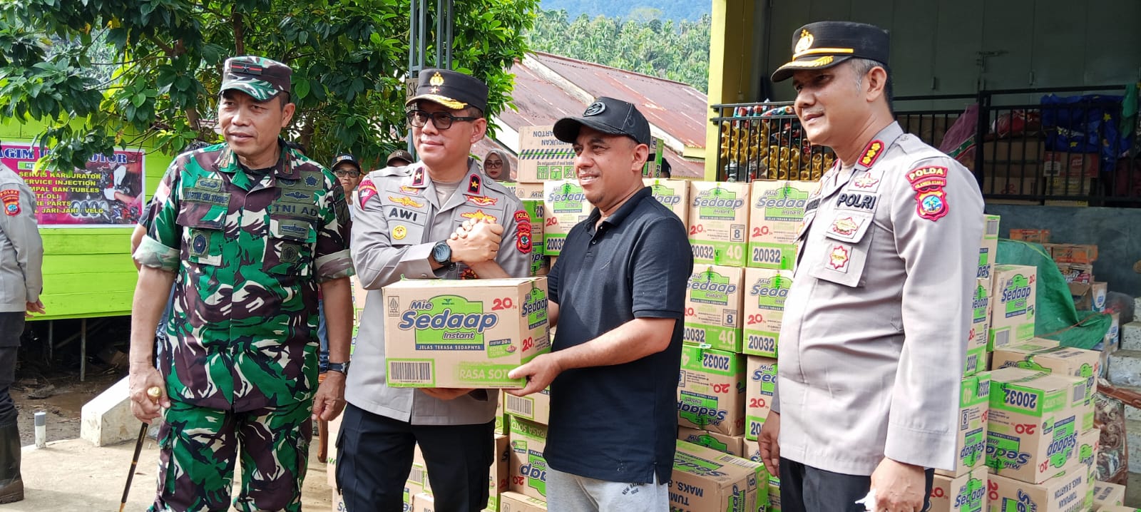 Polda Sulut Salurkan Bantuan Kemanusiaan untuk Korban Banjir Bandang di Bolmong