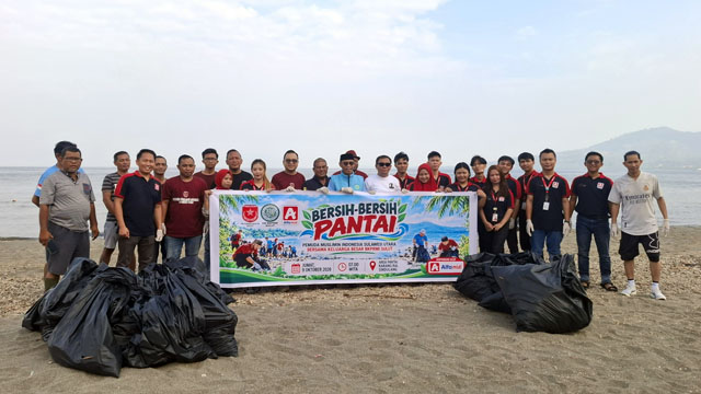 Alfamidi Kembali Gelar Bersih-bersih Pantai di Manado