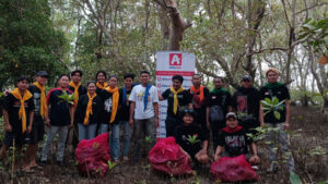 Alfamidi Gandeng KMPA Tansa Bersih-bersih Mangrove dari Sampah Plastik